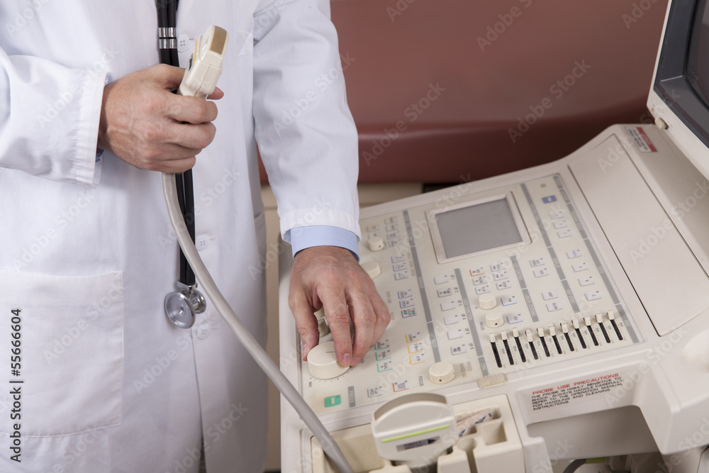 Ταπετσαρία A professional sonographer uses an ultrasound machine.