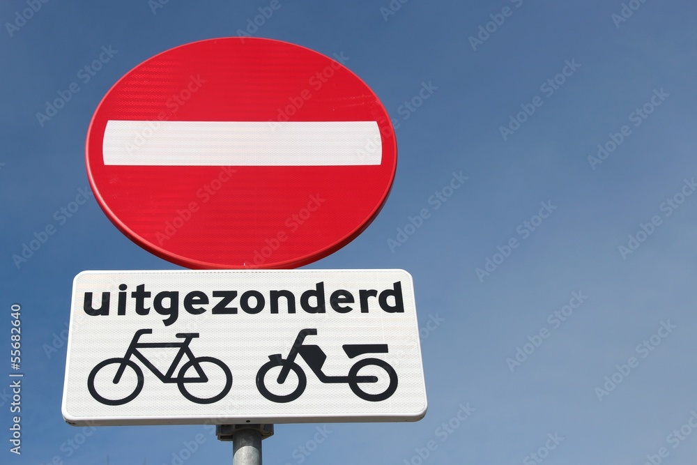 niederländisches Verkehrszeichen: Verbot der Einfahrt für Fahrzeuge aller Art/ ausgenommen Mofas, Kleinkrafträder und Fahrräder niederländisches Verkehrszeichen: Verbot der Einfahrt für Fahrzeuge aller Art/ ausgenommen Mofas, Kleinkrafträder und Fahrräder