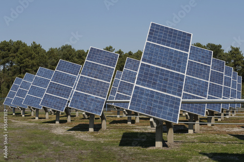 Centrale photovoltaïque en plein champs