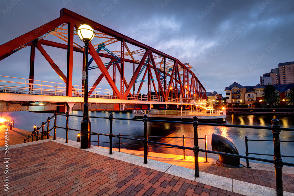 Obraz premium Cast iron bridge at Salford Quays