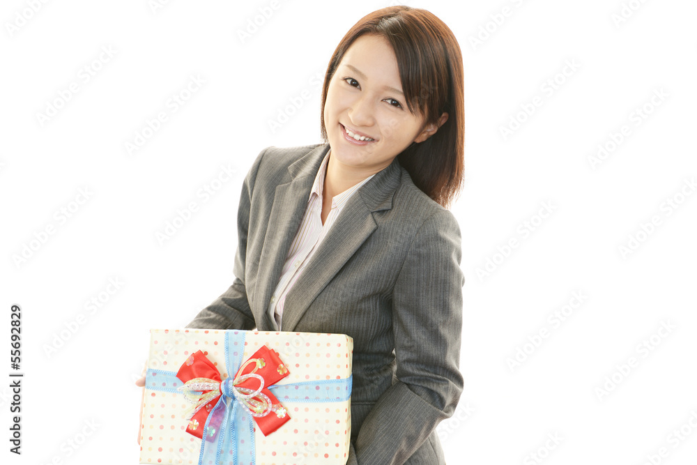 プレゼントを持つ女性