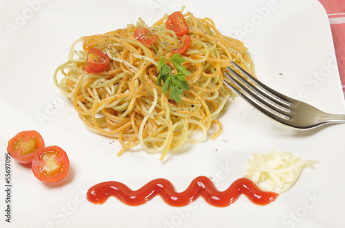 spaghetti with tomato and spices, olive oil