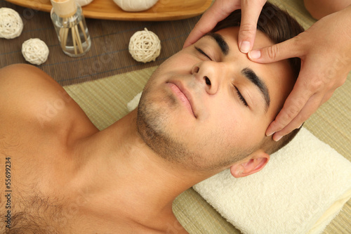 Man having head massage clo...