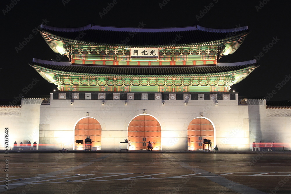 Obraz premium ライトアップされる光化門