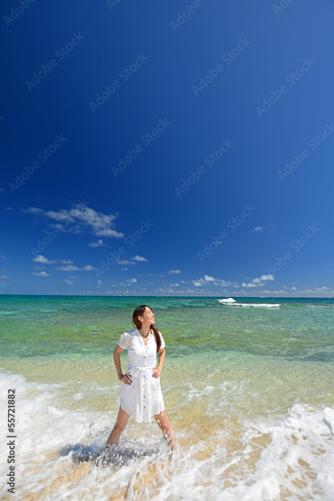 海辺でストレッチを楽しむ女性