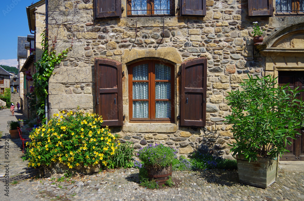 木の窓と石の壁