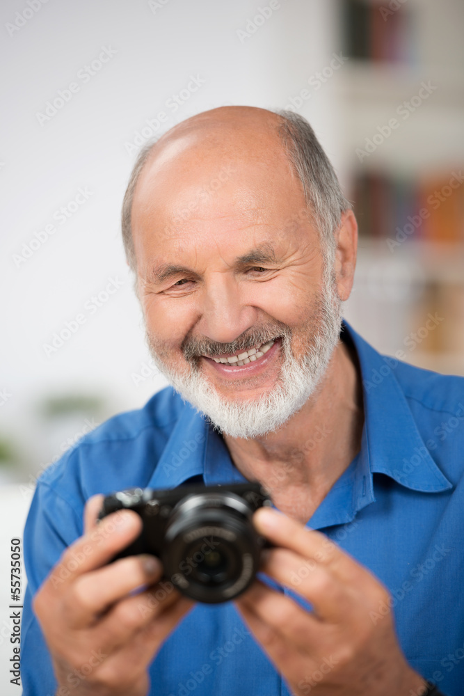 älterer mann mit fotokamera