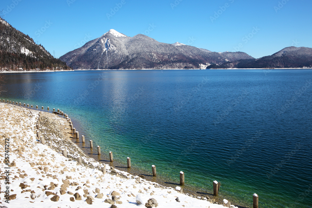 Obraz premium An image of the Walchensee in Bavaria Germany covered in snow