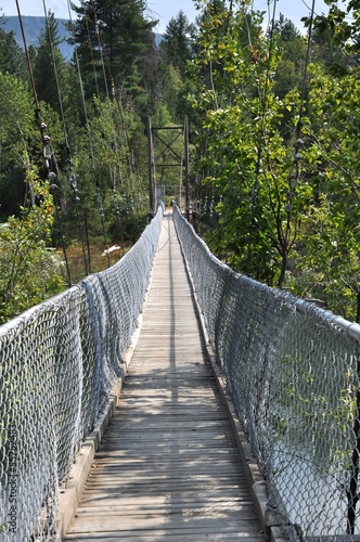 Fototapeta Naklejka Na Ścianę i Meble -  Walking Suspension bridge