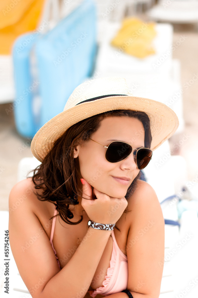 Naklejka premium woman with hat having fun in summer vacation on beach