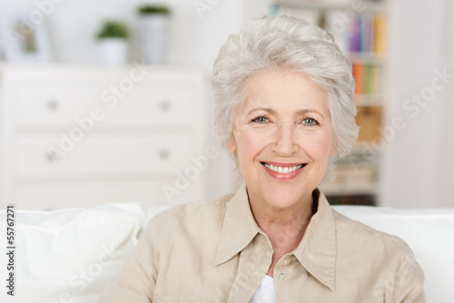 Fotografia seniorin sitzt entspannt auf dem sofa