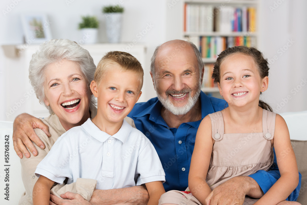 glückliche großeltern mit ihren enkeln StockFoto Adobe Stock