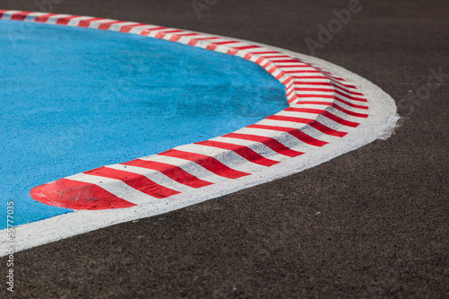 Kurve mit gestreiftem Curb einer Rennstrecke - Autorennen