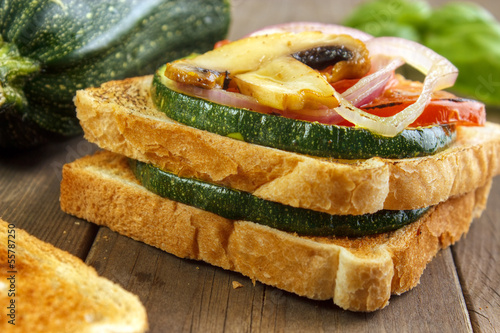 Obraz na płótnie Toasted bread with grilled vegetables w salonie