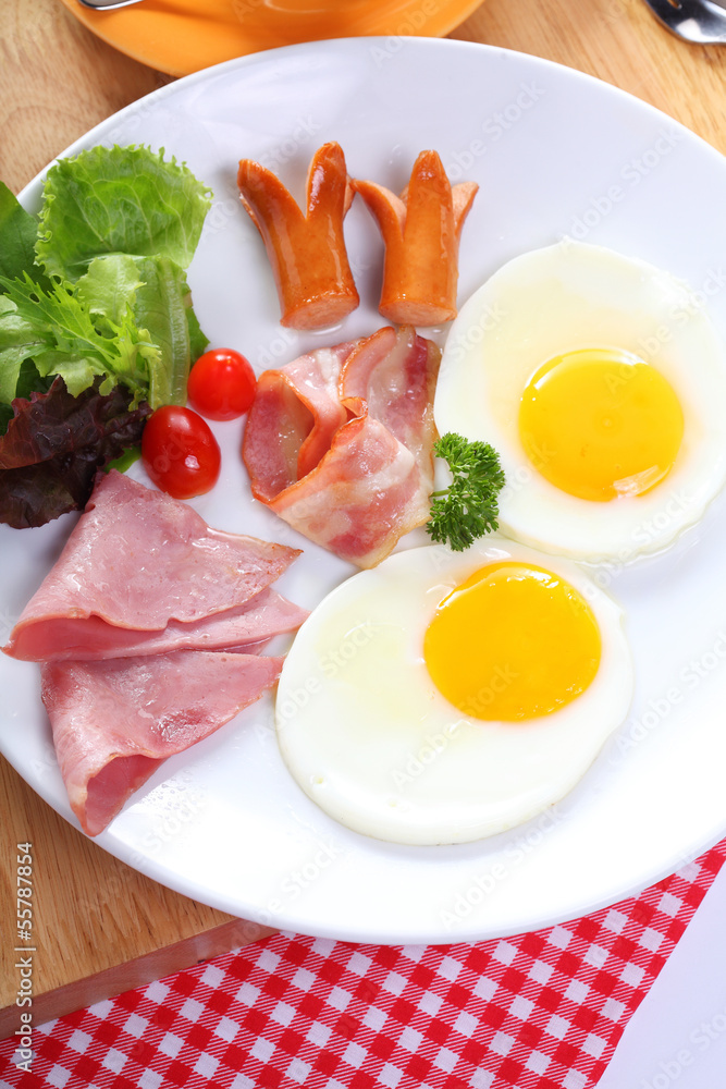 breakfast with egg, ham, bacon, sausage and vegetables breakfast with egg, ham, bacon, sausage and vegetables