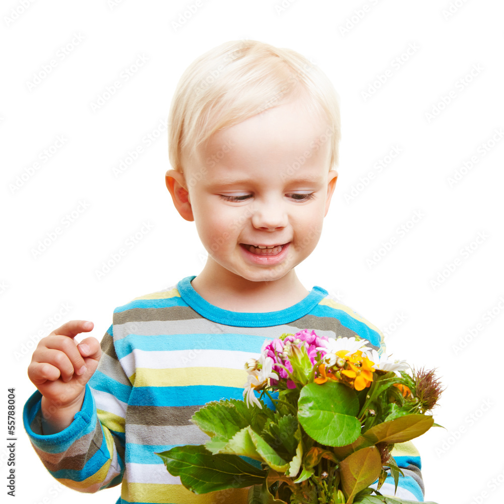 Kind gratuliert mit Blumenstrauß Kind gratuliert mit Blumenstrauß