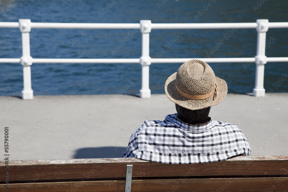 Hombre con sombrero mirando el mar
