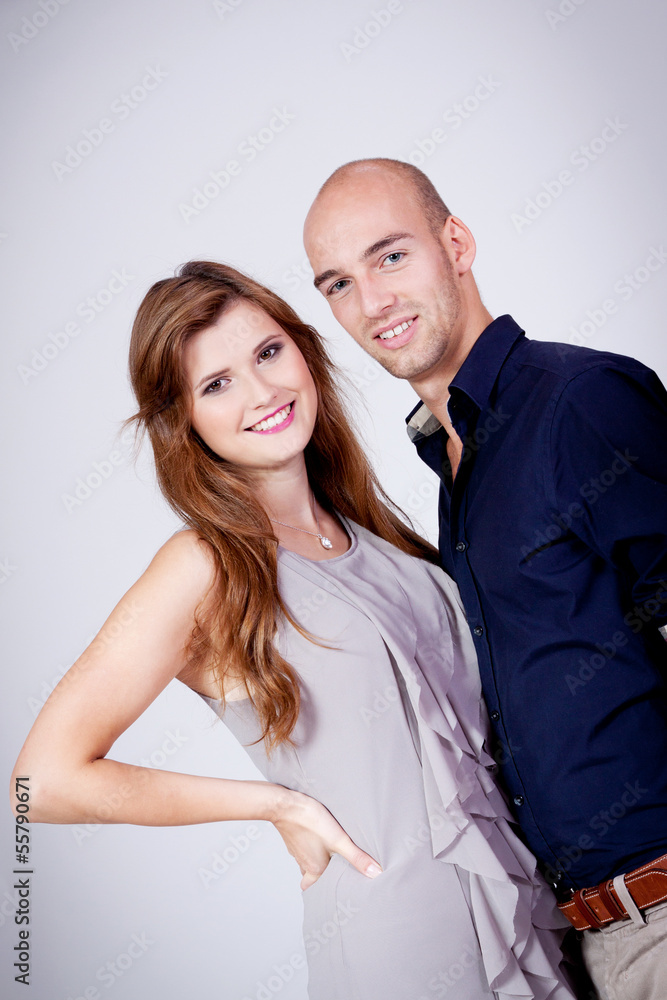 junges verliebtes lachendes paar umarmung portrait junges verliebtes lachendes paar umarmung portrait