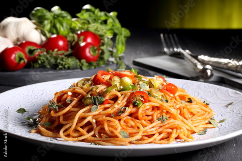 pasta italiana spaghetti con peperoncino piccante sfondo verde photo