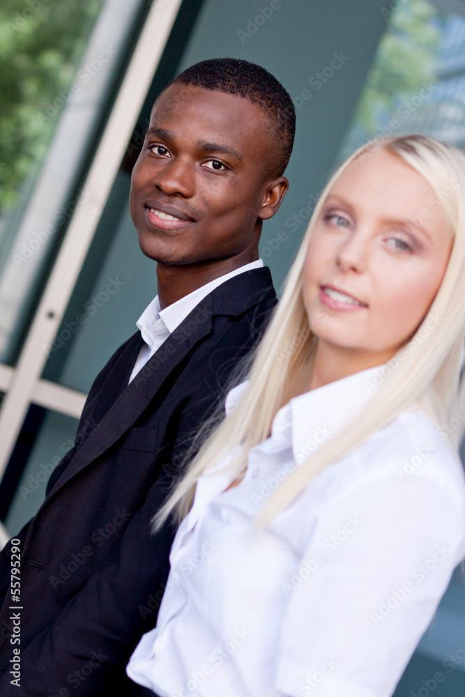 junge erwachsene geschäftsleute im freien