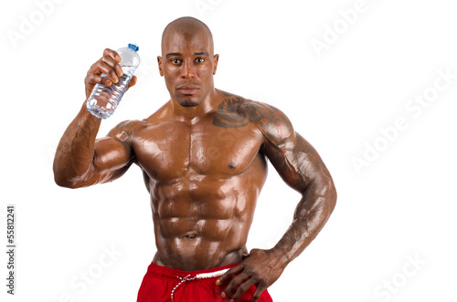 Black bodybuilder drinking water after a hard workout