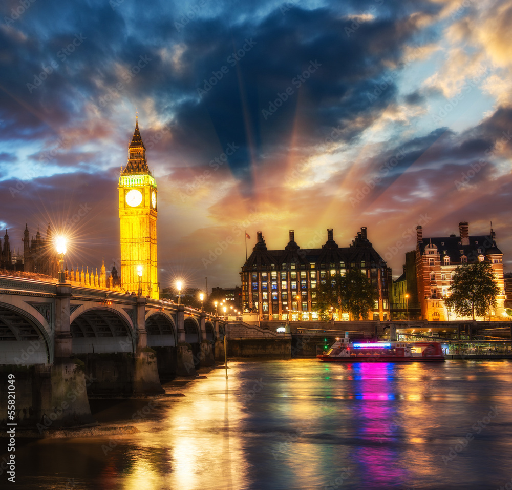 Fototapeta premium Stunning sunset view of London skyline. The Houses of Parliament