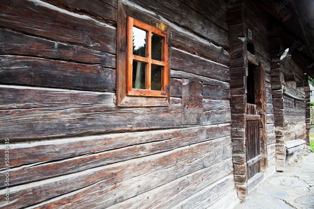 sehr altes Blockhaus in den österreichischen Alpen sehr altes Blockhaus in den österreichischen Alpen