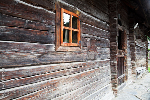 sehr altes Blockhaus in den österreichischen Alpen