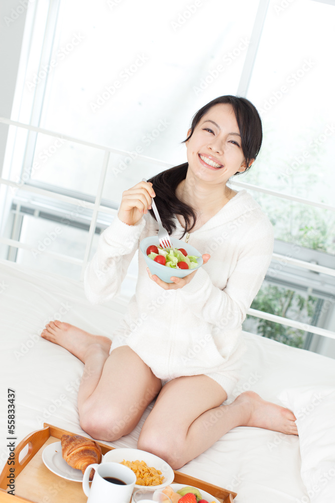 サラダを食べる女性 サラダを食べる女性