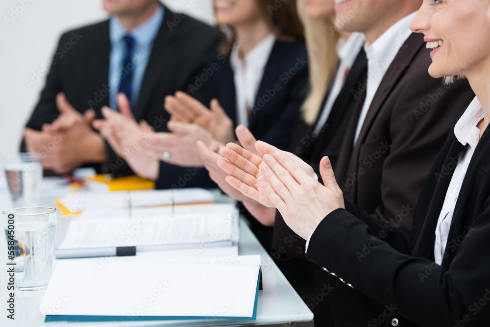 geschäftsleute applaudieren in einem meeting geschäftsleute applaudieren in einem meeting