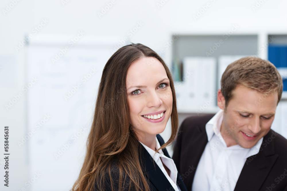 lächelnde geschäftsfrau am arbeitsplatz lächelnde geschäftsfrau am arbeitsplatz