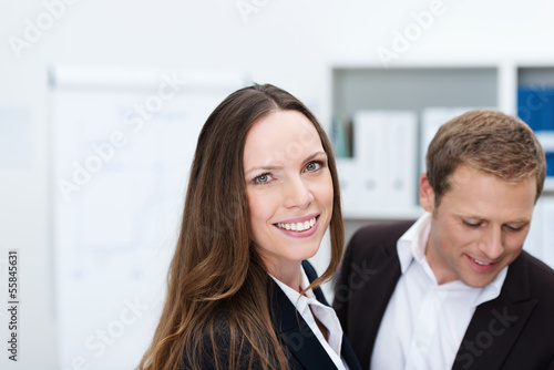 Wallpaper Mural lächelnde geschäftsfrau am arbeitsplatz Torontodigital.ca