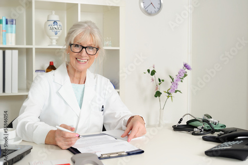 Senior Ärztin schreibt einen Bericht.