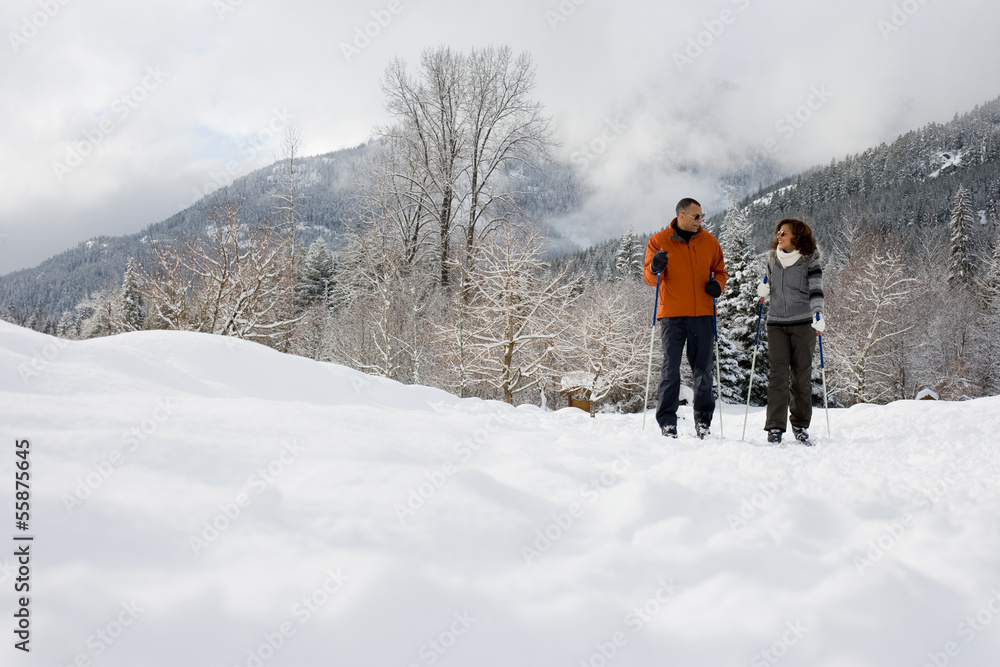 Obraz premium A mature couple skiing