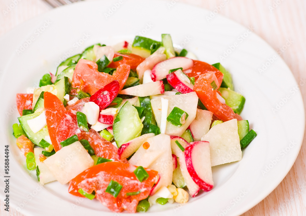 fresh vegetable salad on plate