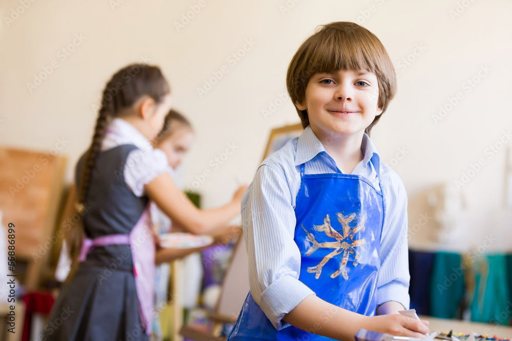 Obraz premium Cute boy painting