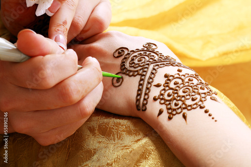 henna applying