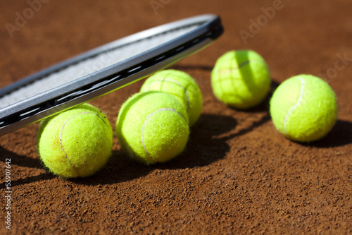 Tennis racket and balls, tennis court © Sebastian Duda