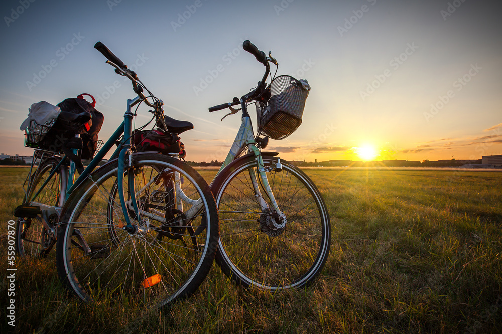 Fahrräder im Sonnenuntergang - obrazy, fototapety, plakaty 