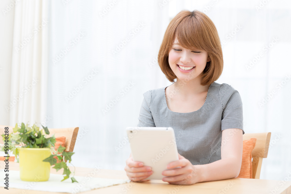タブレットを見る女性 タブレットを見る女性