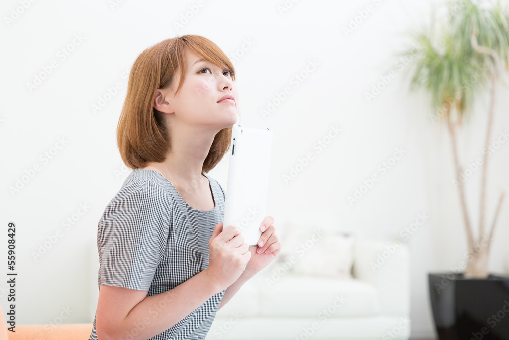 タブレットを見る女性 タブレットを見る女性