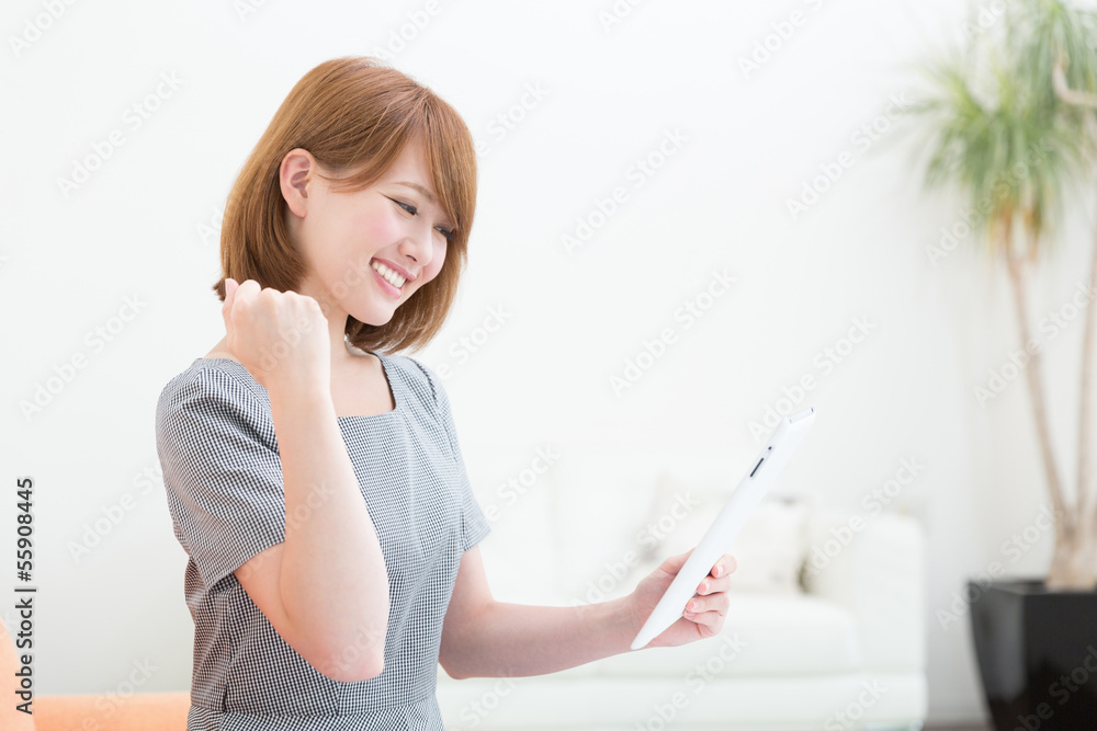 タブレットを見る女性 タブレットを見る女性