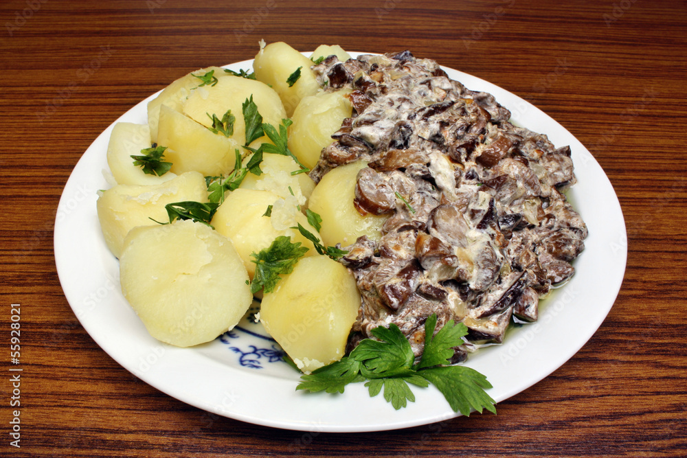 Mushroom sauce with potatoes