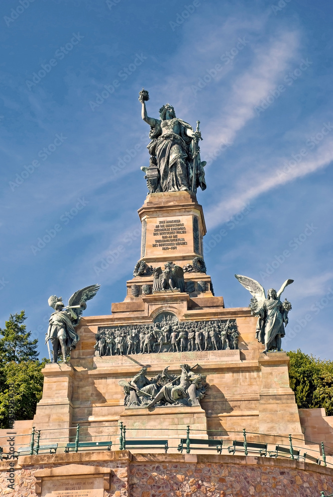 Die Germania vom Niederwalddenkmal über Rüdesheim