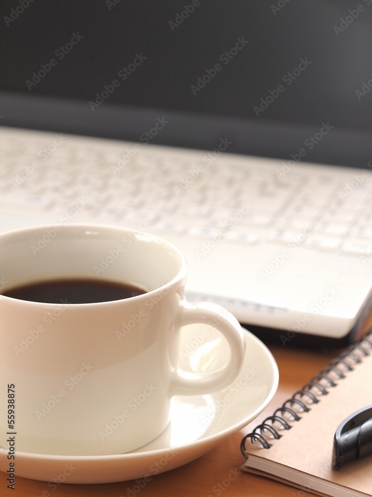 コーヒーとノートパソコン