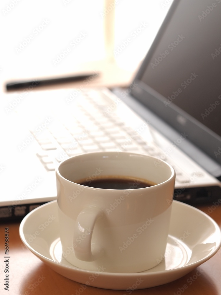 ノートパソコンとコーヒー ノートパソコンとコーヒー