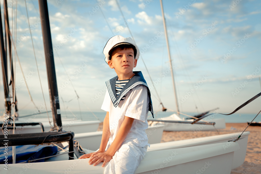 Naklejka premium Portrait of young sailor near yacht