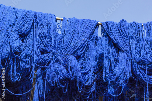 Blau gefärbter Stoff in Marrakesch, Marokko photo
