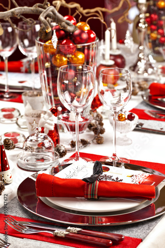 Weihnachtlich gedeckte Festtagstafel