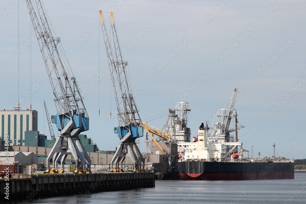 Massengutfrachter im Hafen